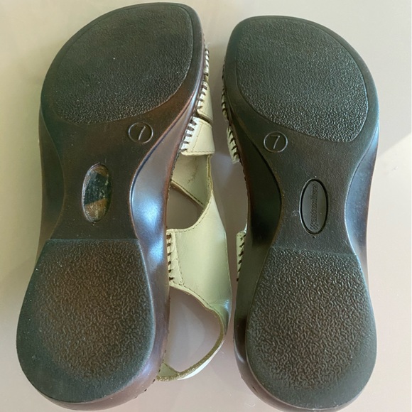 Super Comfortable Cushioned White Naturalizer Velcro-Close Walking Shoes/Sandals - Picture 4 of 10